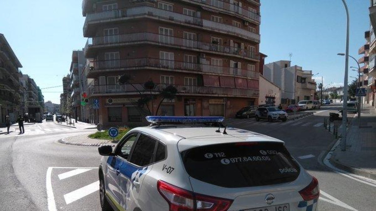 Un coche de los agentes torrenses por el centro del municipio.