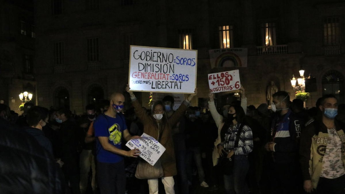 Un grupo de personas muestra pancartas durante una concentración contra las restricciones para frenar la covid-19.