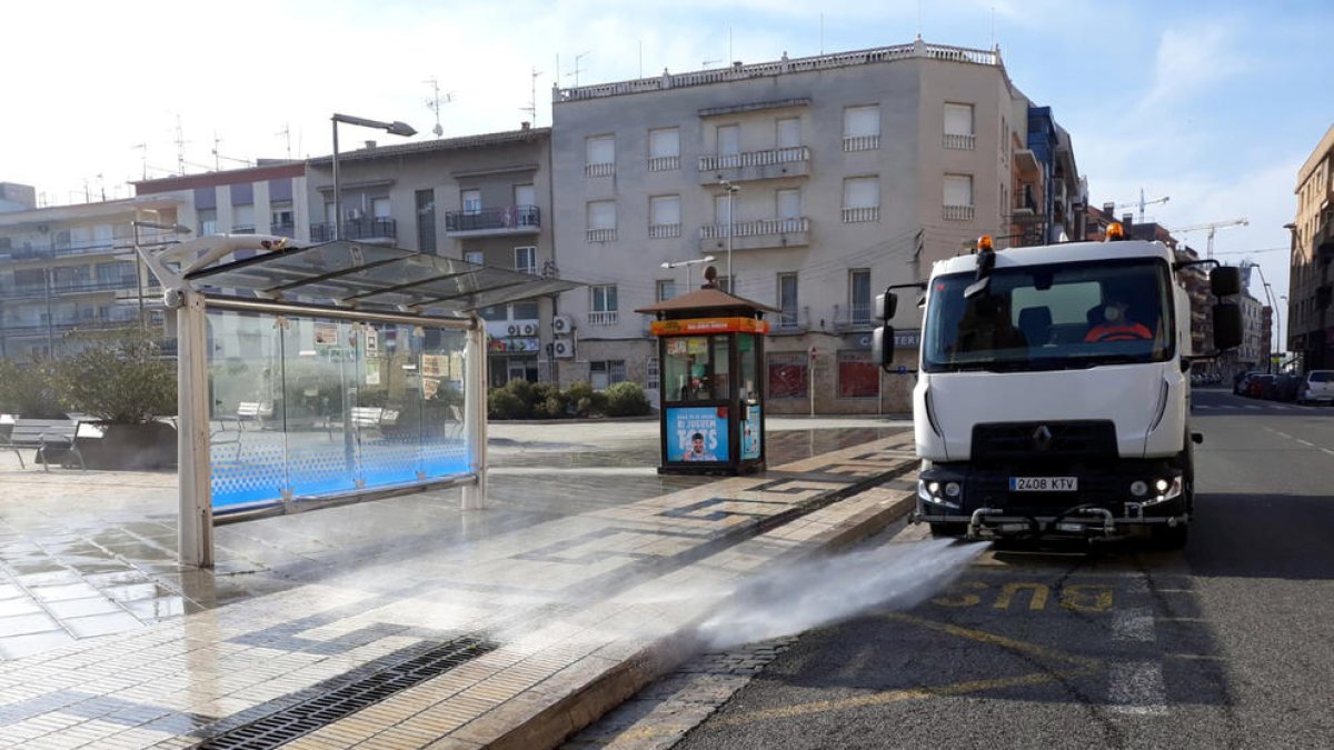 Un vehicle del servei de neteja desinfectant els carrers de Tortosa