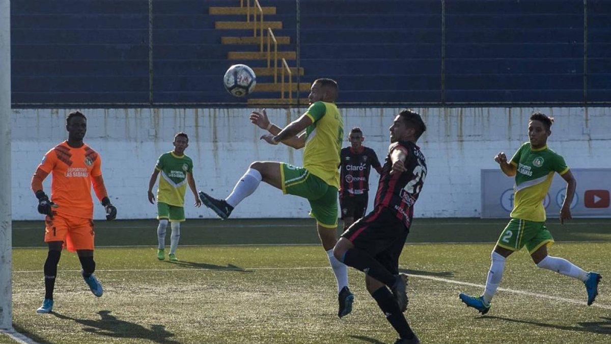 Engel López, del Deportivo La Sabana (Nicaragua), davant de Rnaldo Ruiz, de Walter Ferreti.