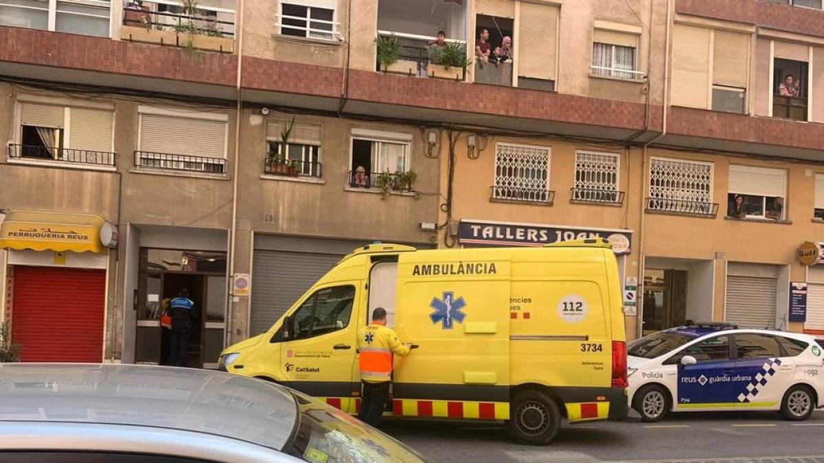 Diverses dotacions de la Guàrdia Urbana de Rues i ambulàncies del SEM s'han desplaçat fins al lloc dels fets-