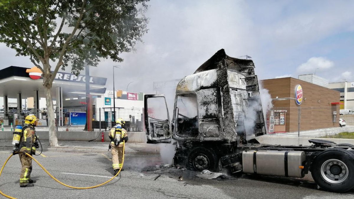 Los bomberos trabajando en el incendio.