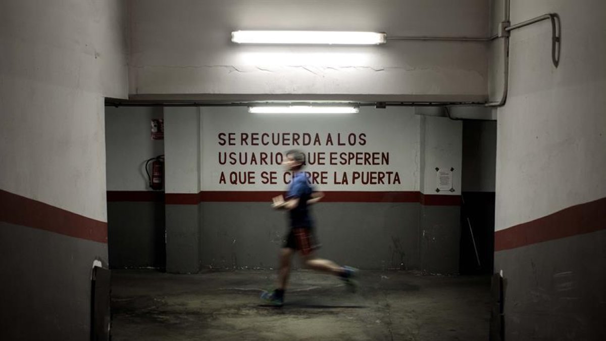 Un hombre corriente en el interior de un garaje.