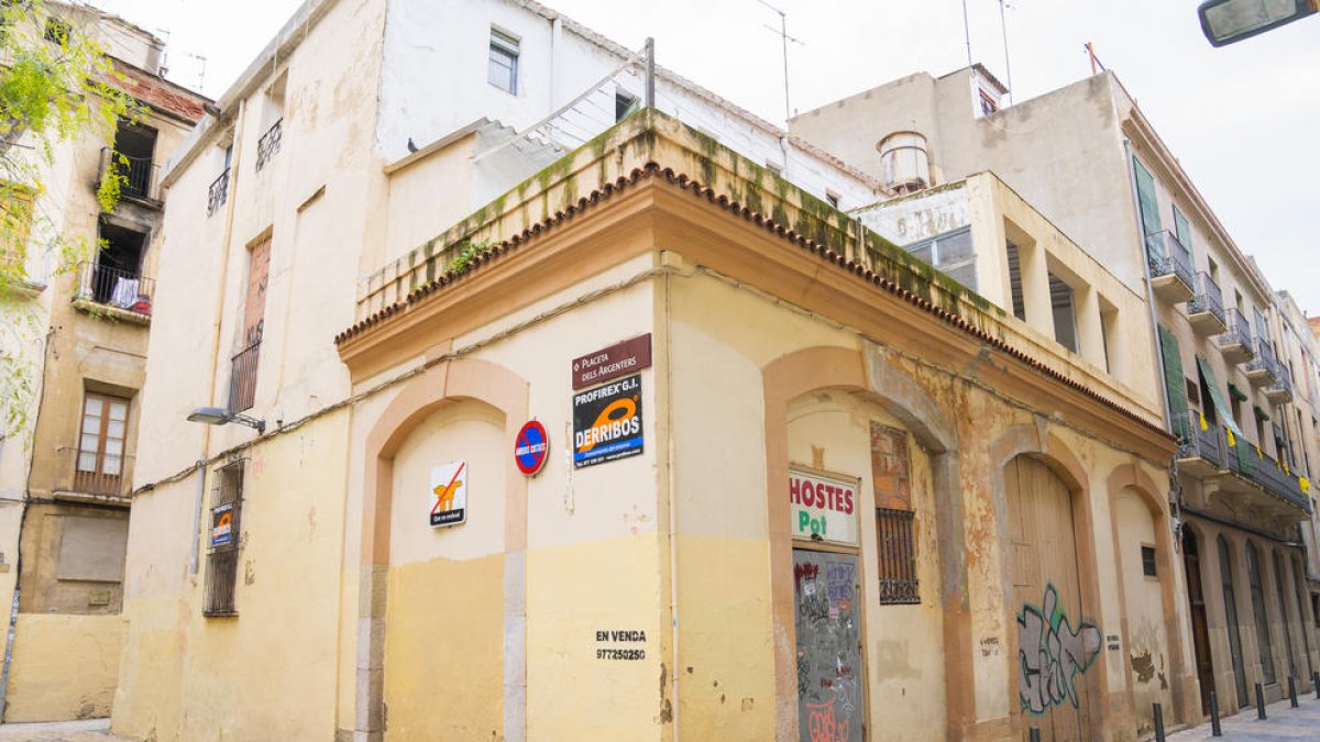 L'edifici, que porta uns anys a la venda, està inhabitable.