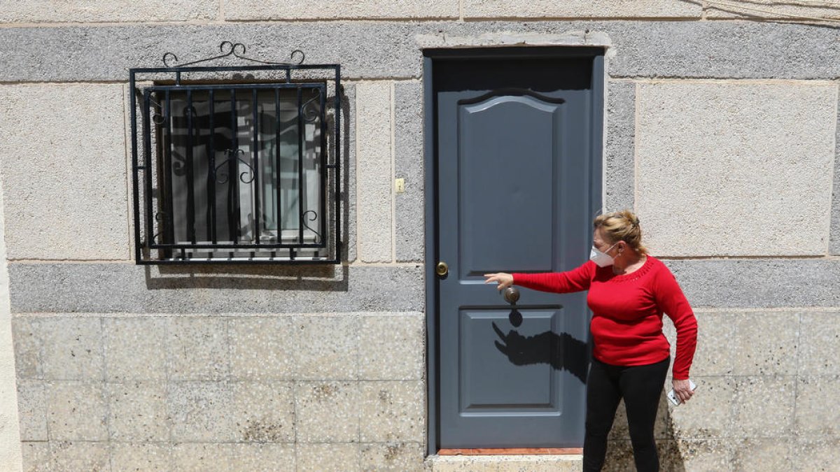 Una veïna mostra el pany d'una casa que van provar d'obrir.