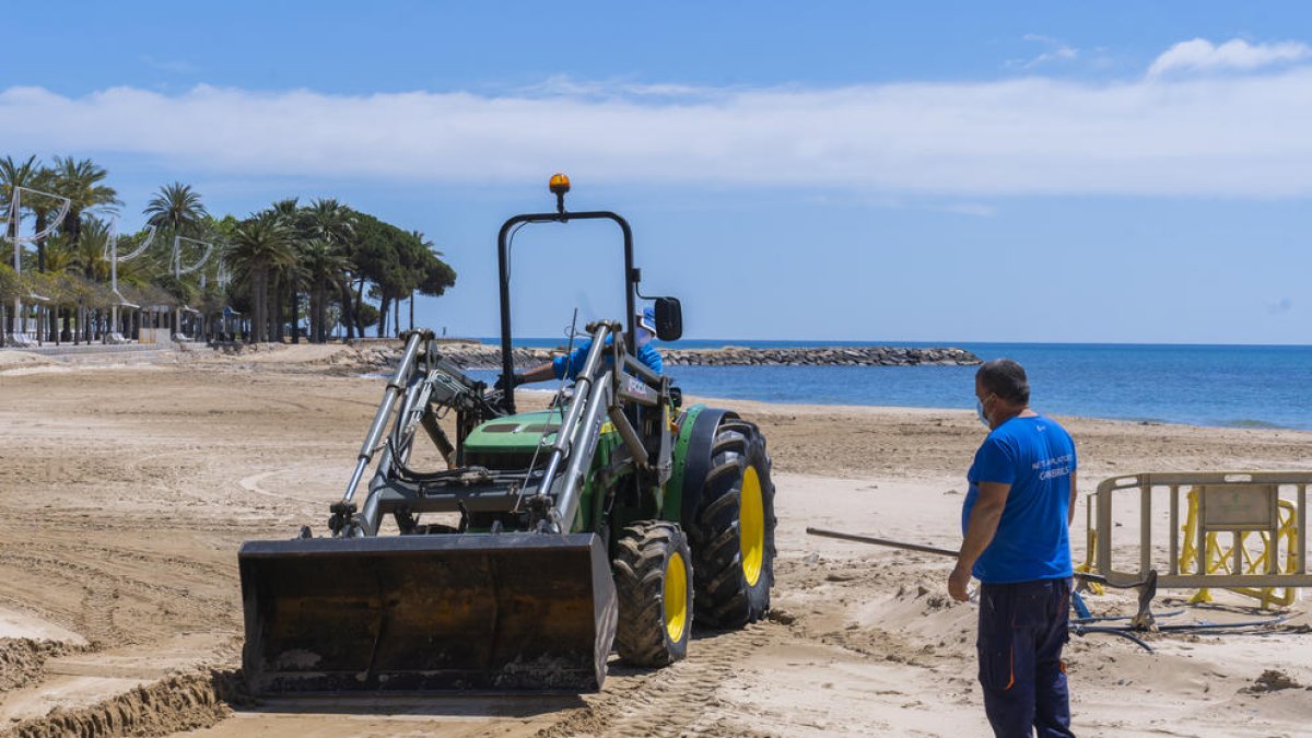 Una excavadora treballant ahir a la platja Prat d'en Forès, a Cambrils.