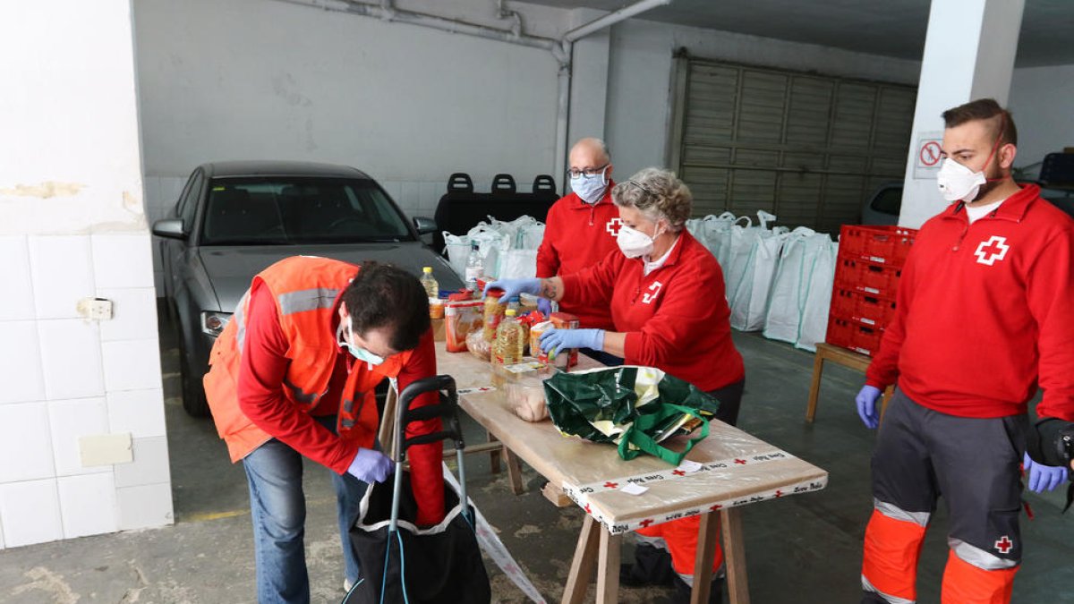 Els primers lots van lliurar-se ahir des d'espais com la seu de la Creu Roja de Reus.