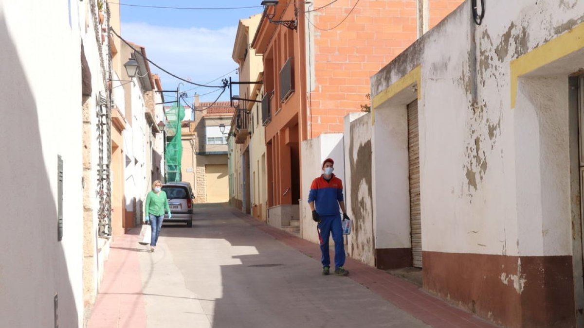 La calle de las Dos Provincias, con el hombre de la derecha en la provincia de Barcelona, y la señora de la izquierda en la de Tarragona.