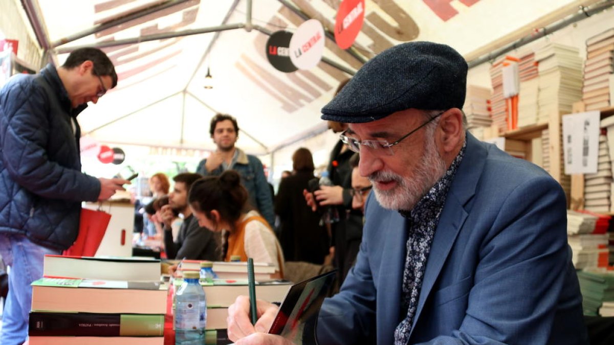 El escritor Fernando Aramburu dedicando libros durante el día de Sant Jordi.