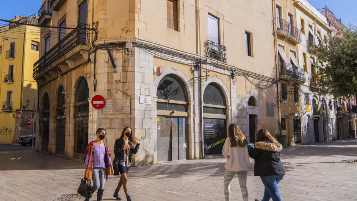 Un cartell a la façana de l'edifici informa del nou ús que tindrà l'immoble de la plaça del Fòrum.