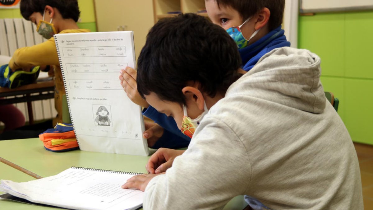 Uns alumnes fent classe en una escola.