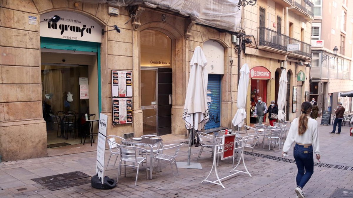 Una terraza de un bar sin clientes en Tarragona.