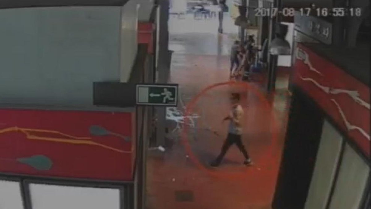 Captura de un vídeo de una cámara de seguridad de la Boqueria donde se ve a Younes Abouyaaqoub huyendo después del atropello.