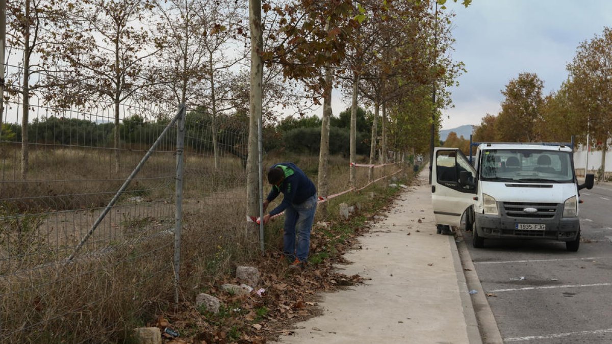 Operarios substituien ayer la valla del solar por cintas.