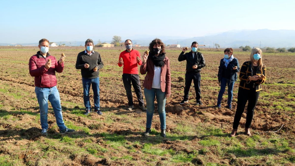 La consellera Teresa Jordà i la presidenta de la Ribera d'Ebre, Gemma Carim, en una foto de família amb els productors que faran la prova pilot de cultiu de kiwi