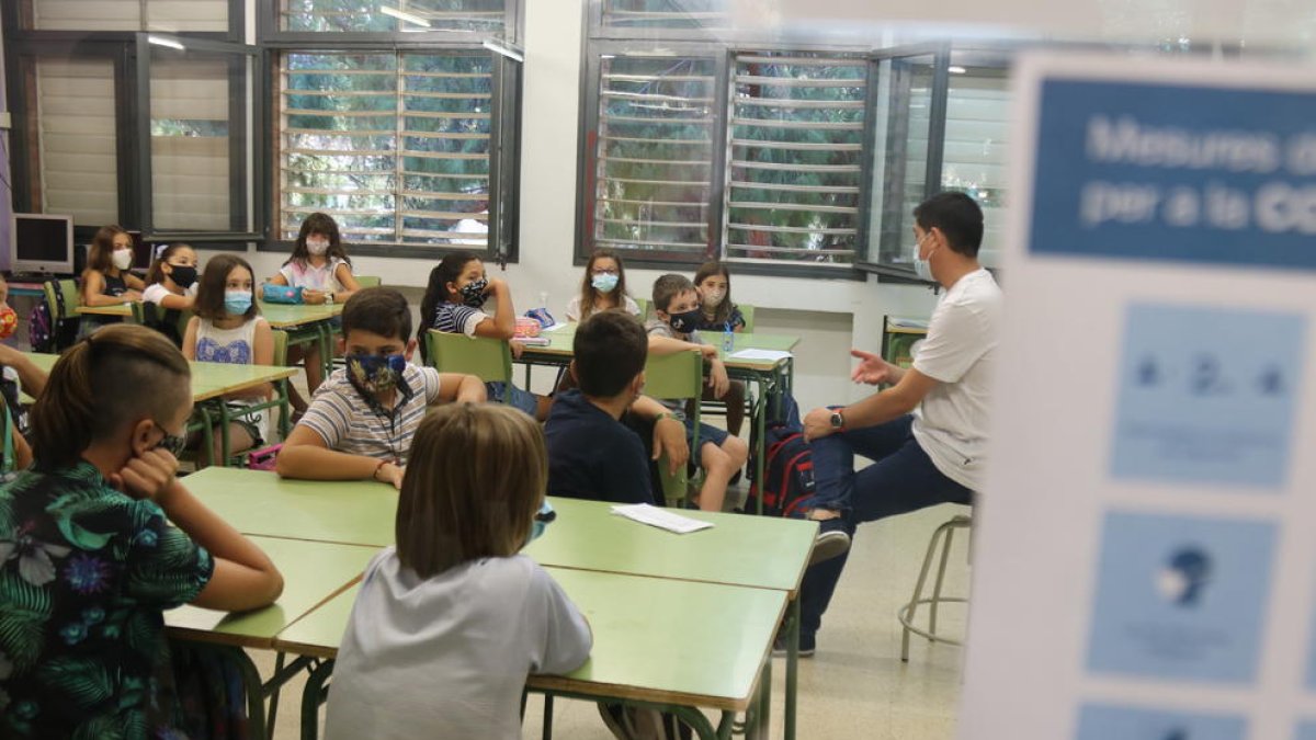 Imatge d'alumnes amb mascareta en una classe.