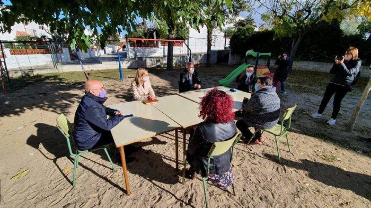 El conseller durant la seva visita a l'Escola Eladi Homs.