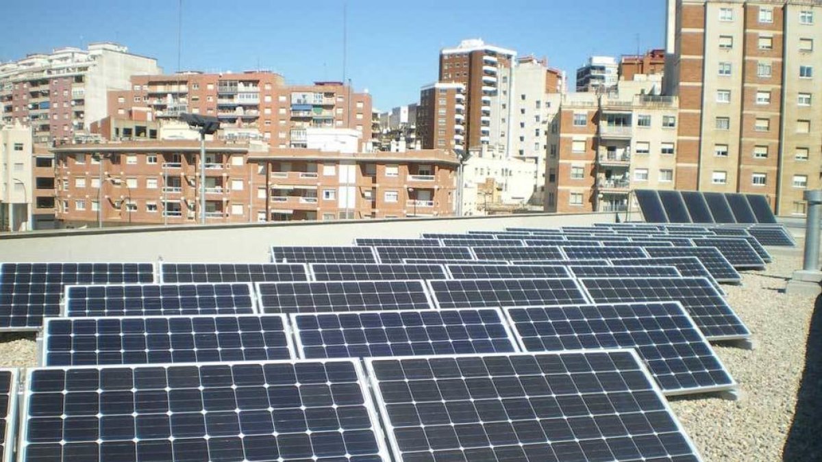 Instal·lació municipal de plaques fotovoltaiques.