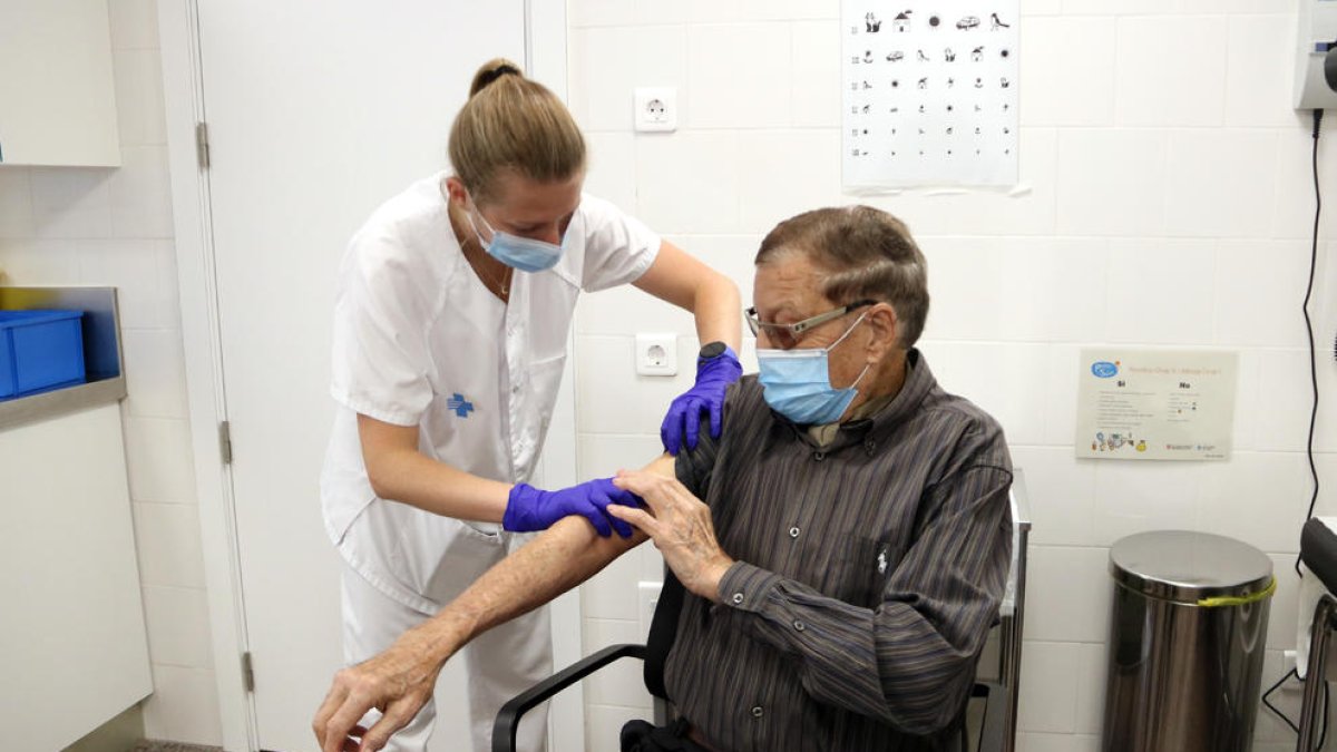 Un home posant-se la vacuna contra la grip a Figueres