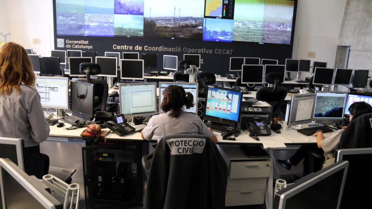 La sala del Centre de Coordinació Operativa de Catalunya CECAT de Protecció Civil, dins de l'edifici 112 a Reus, durant la prova de sirenes de risc químic.