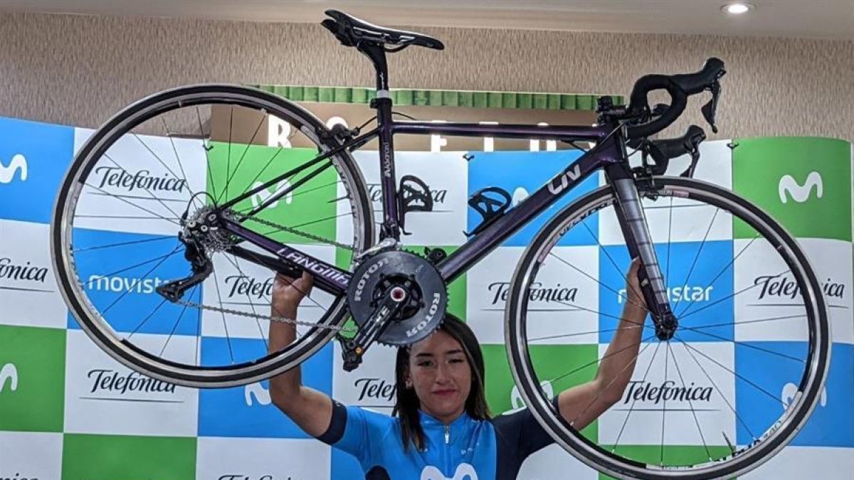La ciclista equatoriana Miryam Nuñez posa en la presentació del Movistar Team a Quito.