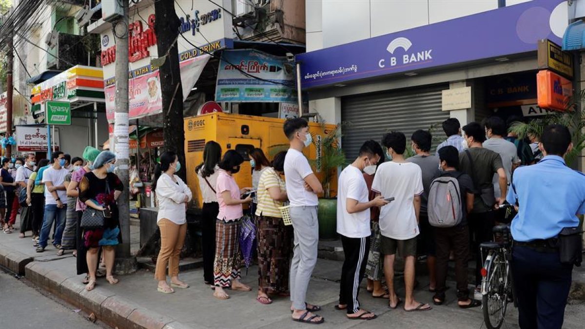 Largas colas en los cajeros automáticos de los bancos.