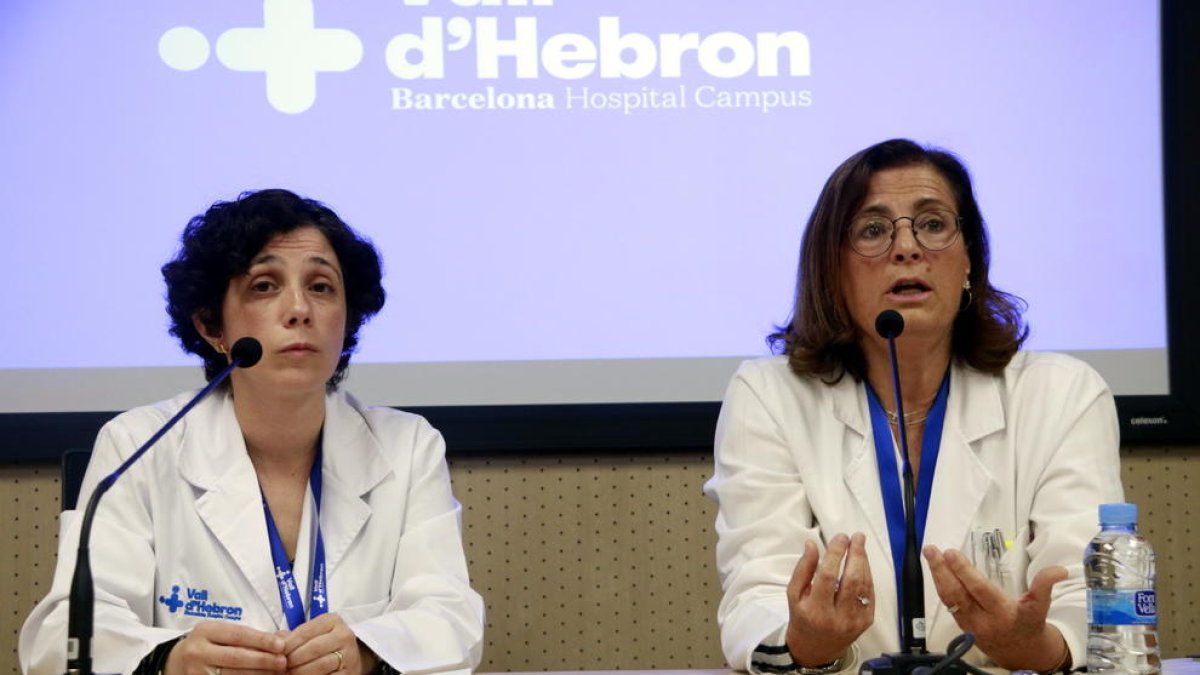 La cap del Servei d'Epidemiologia i Medicina Preventiva, la doctora Magda Campins, a la dreta.