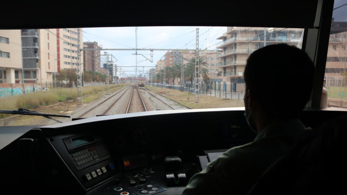 Iinterior de la cabina d'un tren de l'R1 en direcció l'Hospitalet de Llobregat.