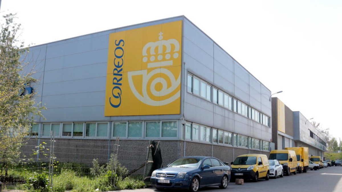 Imatge del centre logístic de Correus al polígon El Segre de Lleida.
