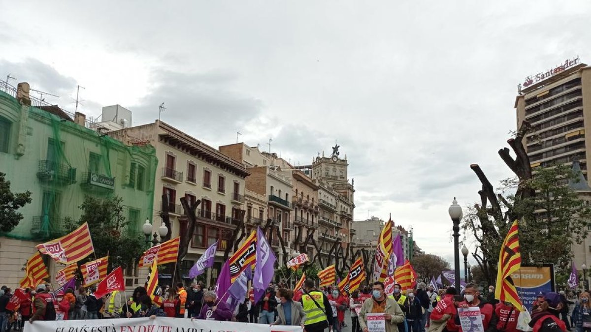 Los manifestantes a la Estatua dels Despullats minutos antes del inicio de la concentración.