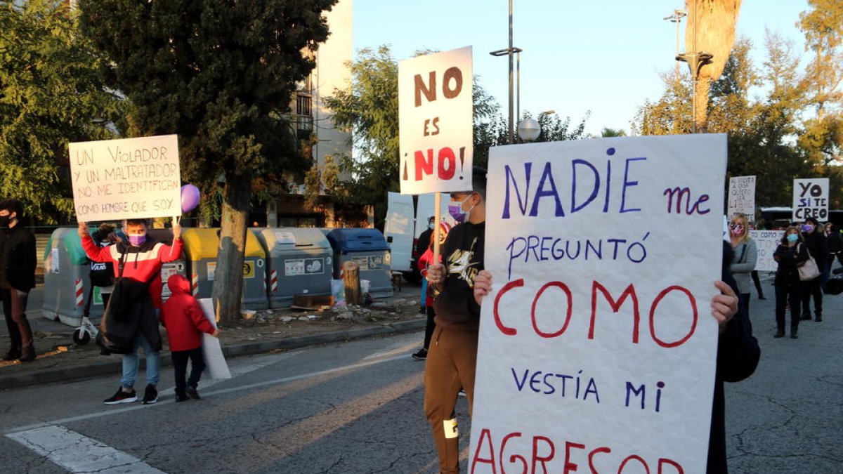 Manifestants amb pancartes en el tall de carretera a l'N-340 A l'altura del barri d'Icomar de Tarragona per demanar més seguretat i presència policial als barris de Ponent de la ciutat