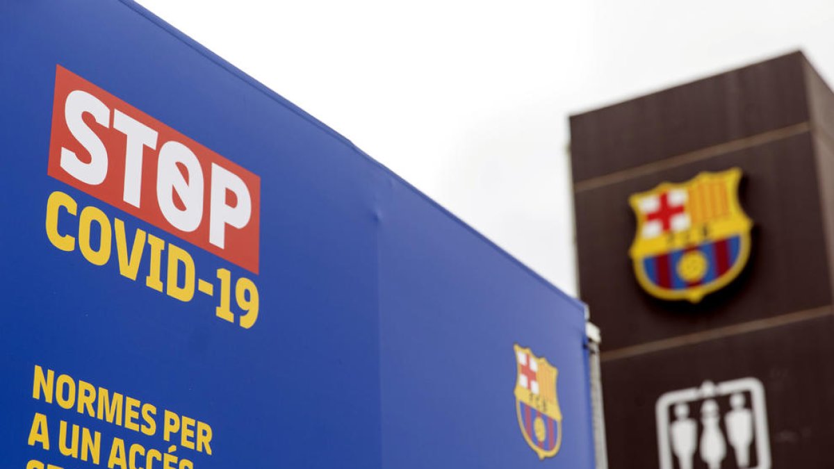 Un cartell amb les mesures de seguretat i higiene pel coronavirus a l'exterior del Camp Nou