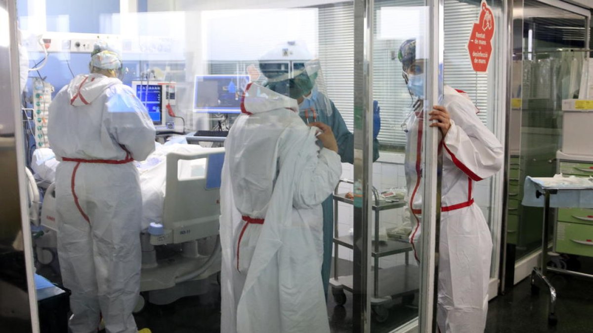 Profesionales sanitarias del Hospital del Mar atendiendo a un paciente ingresado en el UCI con covid-19.