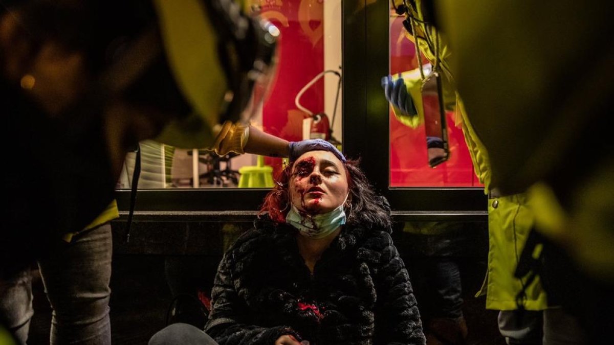 La da herida al ojo al suelo el primer día de movilizaciones contra el encarcelamiento de Pablo Hasel en Barcelona.