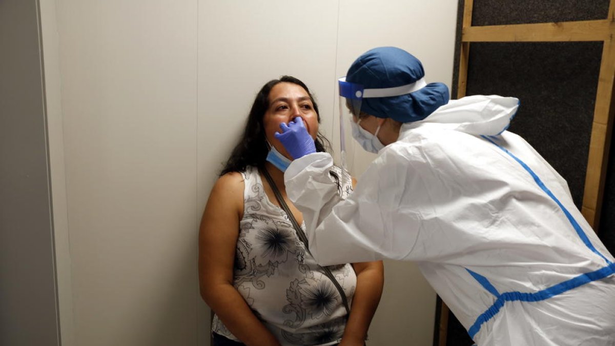 Una veïna de Vic mentre una sanitària li fa la PCR el 26 d'agost del 2020
