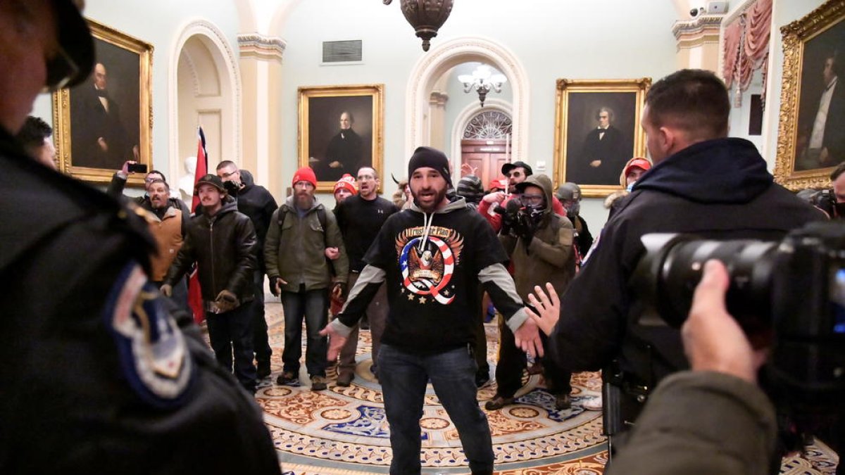 Uno de los manifestantes en el interior del Capitolio de los Estados Unidos.