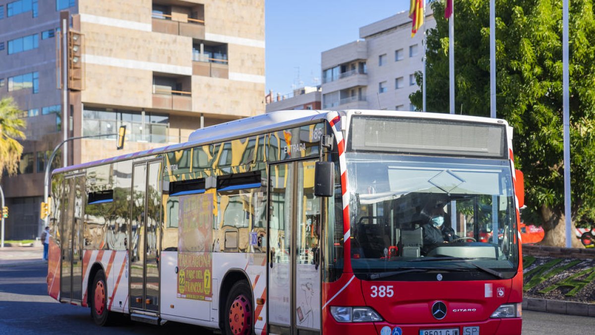 Imagen de uno de los buses de la flota de la EMT circulando ayer por la plaza Imperial Tarraco.