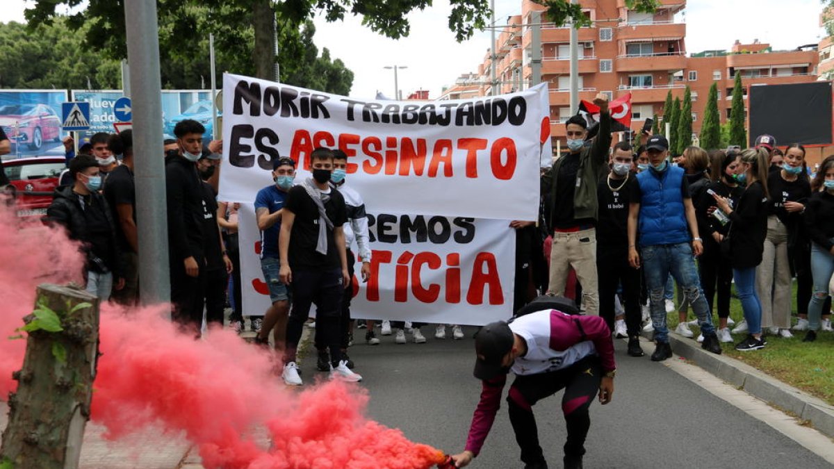 Imatge de la capçalera de la manifestació dirigint-se a l'Ajuntament.