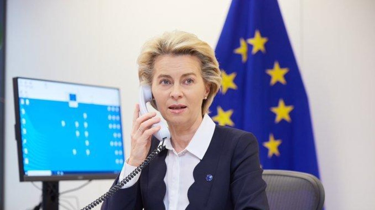 Imagen de la presidenta de la CE, Ursula von der Leyen, hablando por teléfono.