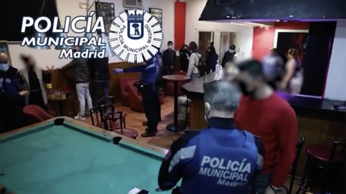 Imatge d'una de les intervencions de la policia municipal de MAdrid a una festa il·legal.