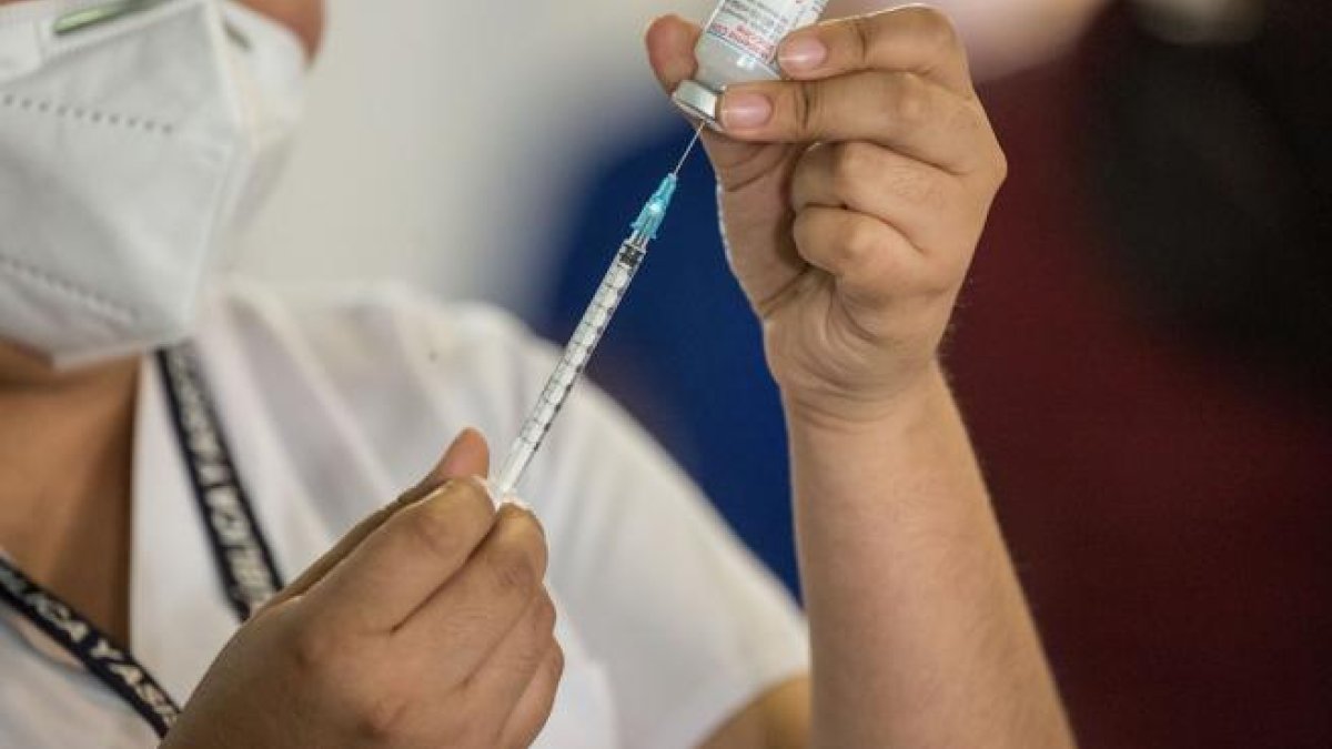 Una enfermera sostiene una jeringa con la vacuna contra la Covid-19.