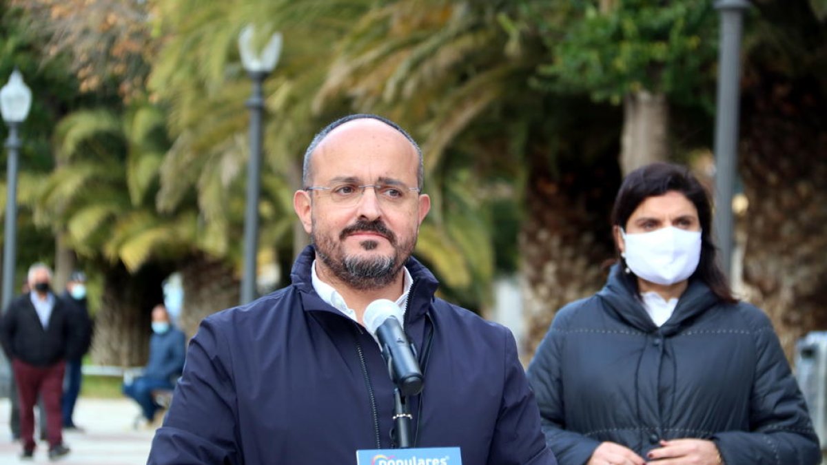 El president del PPC, Alejandro Fernández, en una visita al barri de Bonavista de Tarragona.