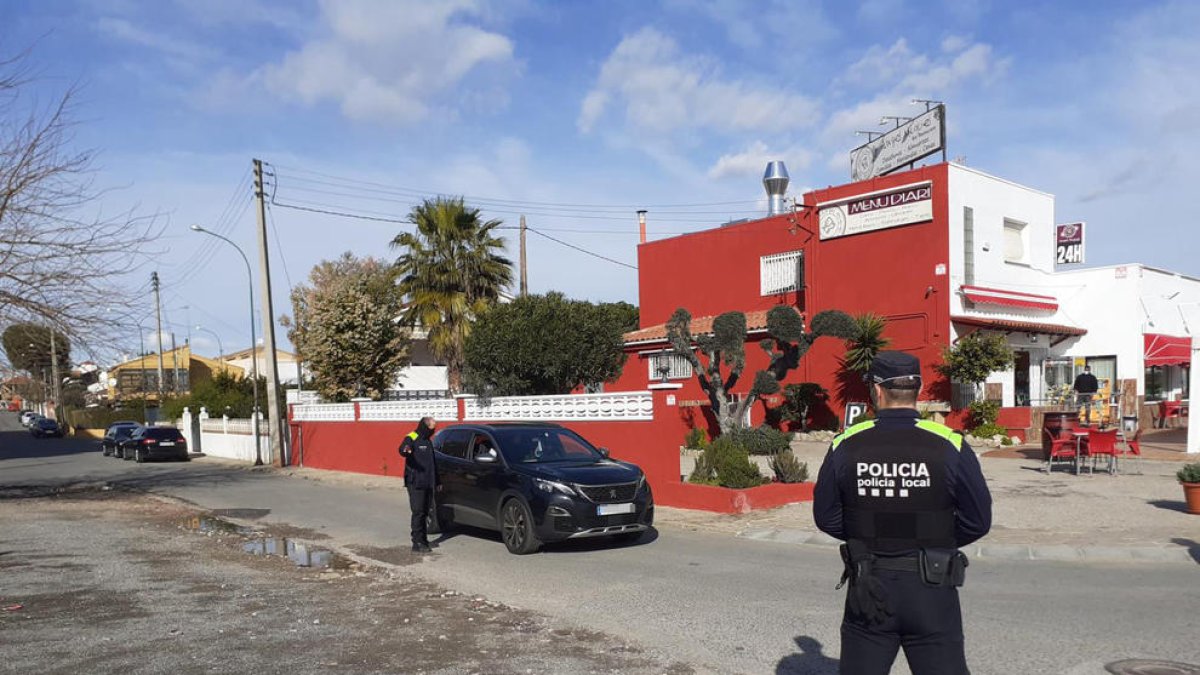 Imatge d'arxiu d'un control de la Policia Local a l'urbanització Racò del César de Creixell.