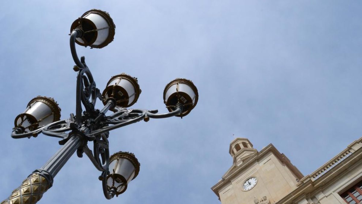 Imagen de archivo de una farola en la plaza Mercadal de Reus.