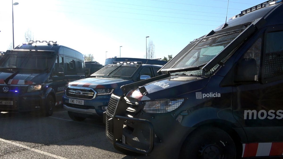 Tres de los nuevos vehículos antidisturbios de los Mossos d'Esquadra.
