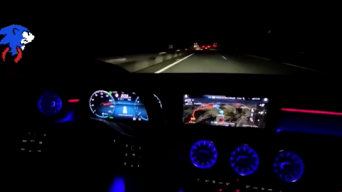 Captura de pantalla del video del conductor donde sobrepasa los 200km/h.