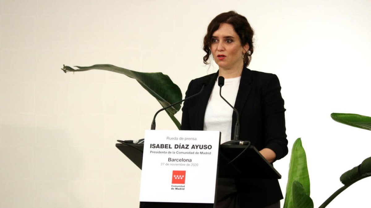 La presidenta de la comunitat de Madrid, Isabel Ayuso, en una roda de premsa.