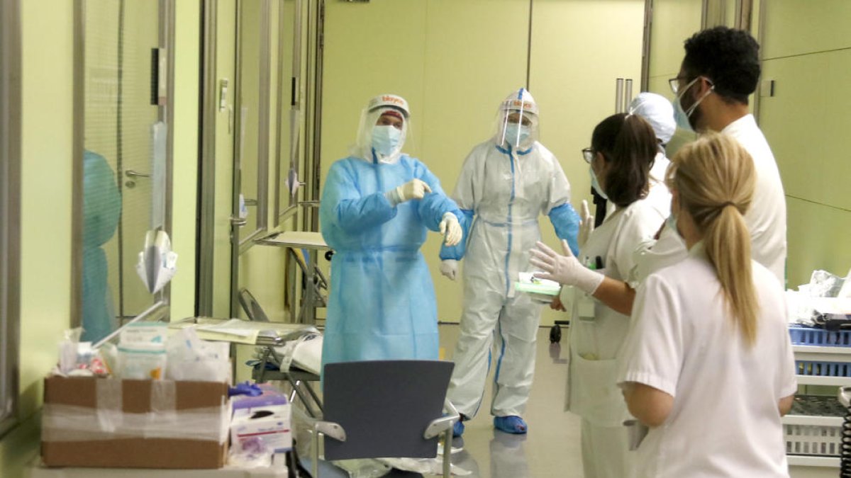 Sanitarios en la UCI del Hospital de Mataró durante la pandemia de la covid-19.