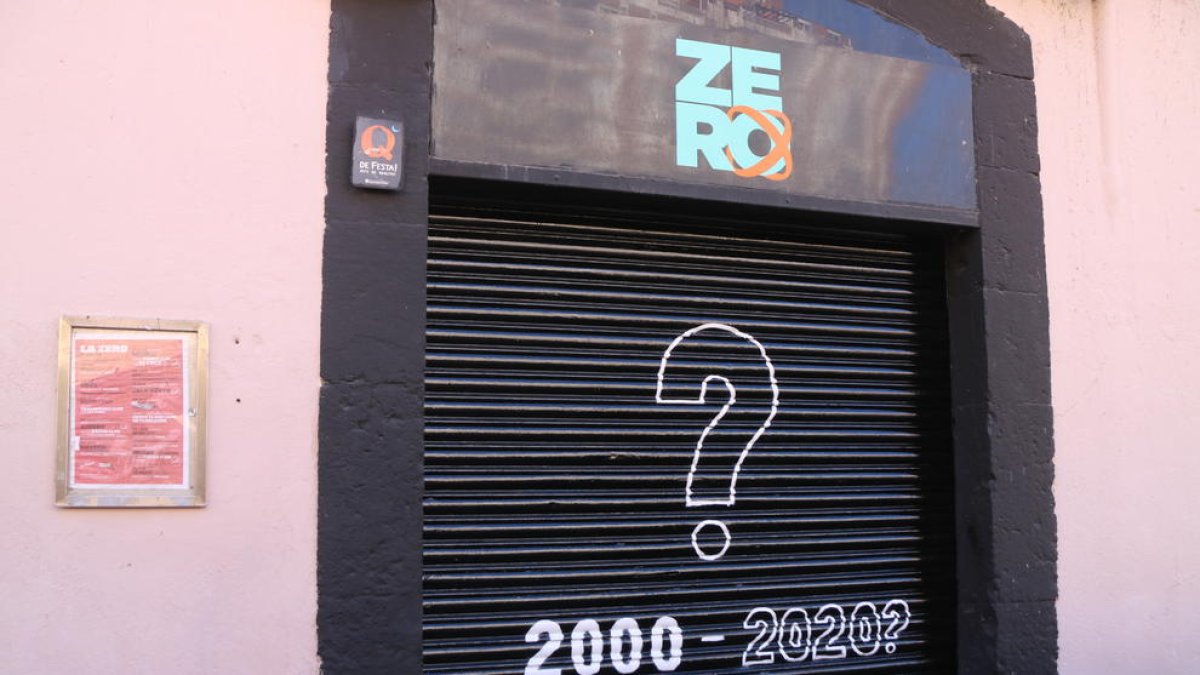 La porta d'accés a la Sala Zero de Tarragona amb la inscripció '2000-2020? #ElÚltimoConcierto'.