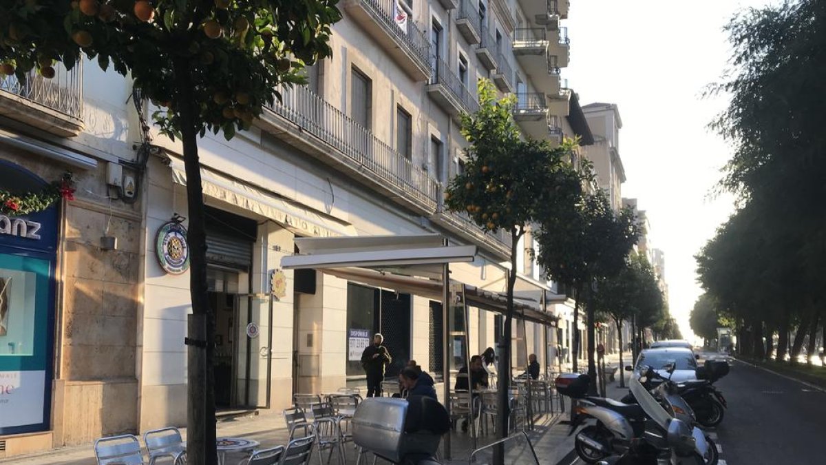 Imatge de la terrassa d'un bar de Tarragona, el primer dia de la desescalada.